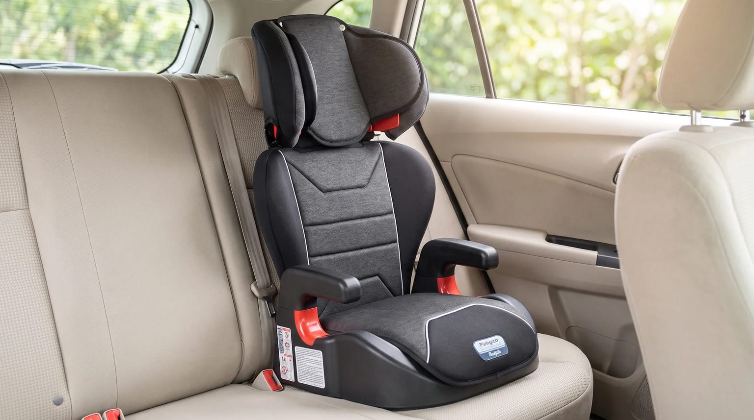 Assento de elevação Burigotto Protege Reclinável com encosto, preto e cinza, no banco traseiro de um carro com interior bege.