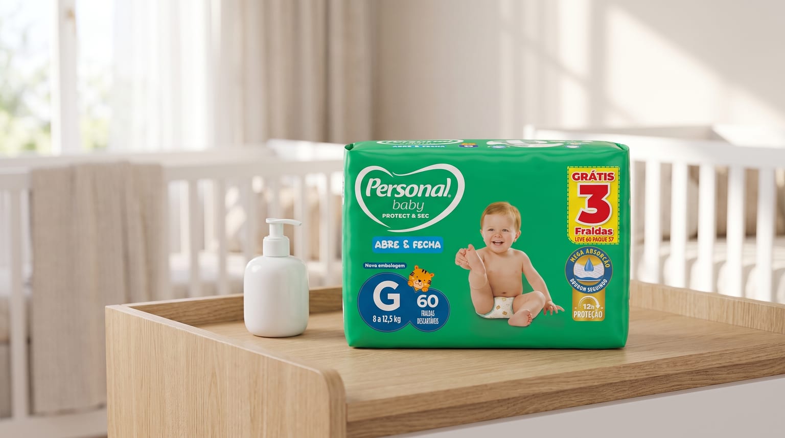 Pacote de fraldas Personal Baby sobre um trocador de madeira, ao lado de um frasco branco, com um berço desfocado ao fundo.
