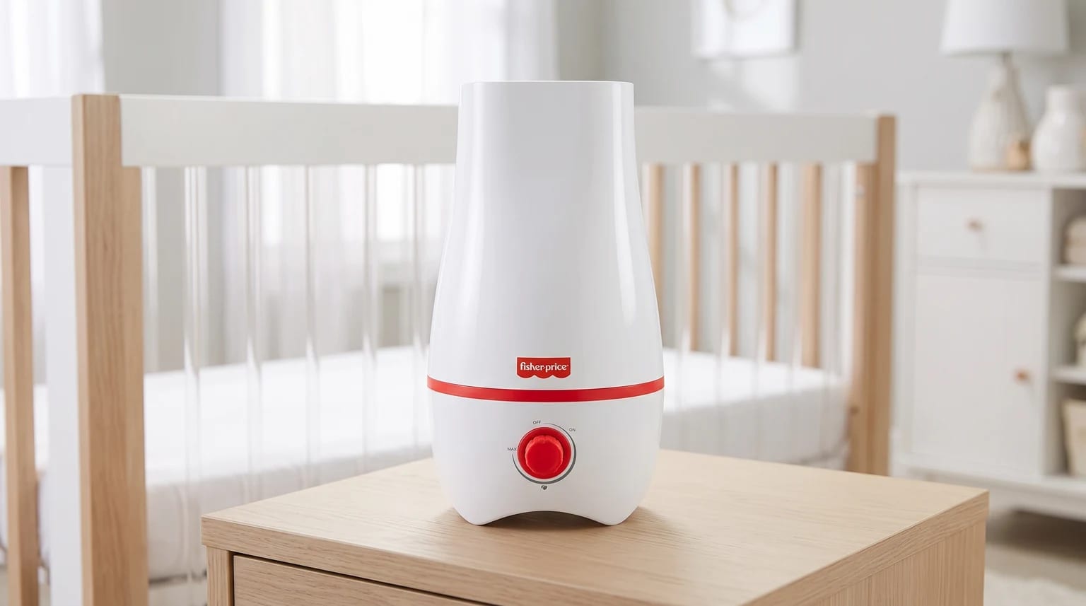 Umidificador branco e vermelho da Fisher-Price sobre um móvel de madeira em um quarto de bebê, com um berço ao fundo.