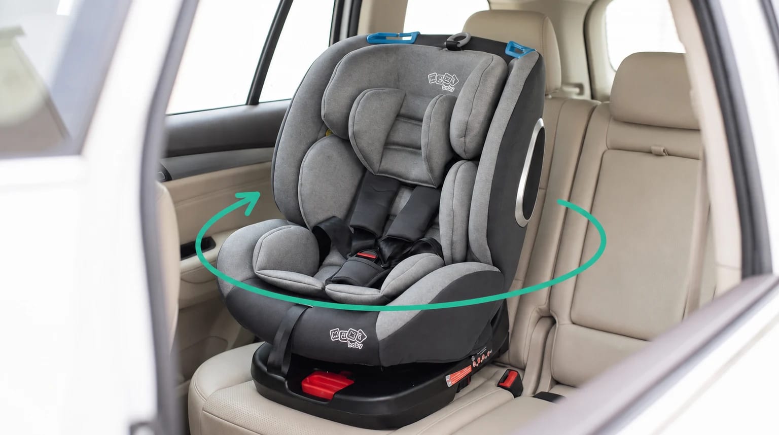 Cadeirinha Maxi Baby Max360 cinza e preta instalada no banco traseiro, com uma seta turquesa indicando o giro.