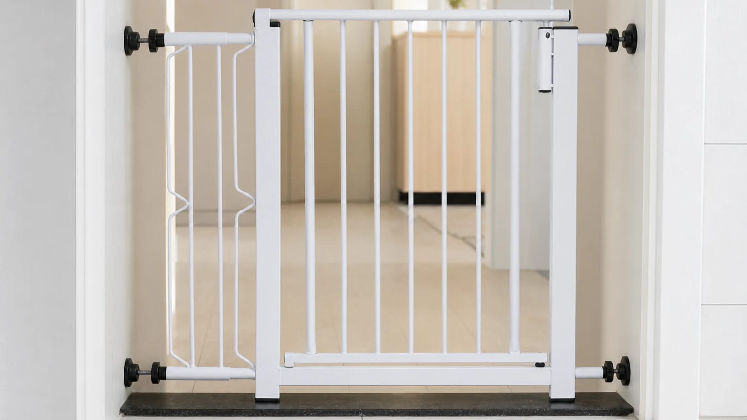 Grade Master branca instalada por pressão no vão de uma porta, com extensor lateral à esquerda e quatro apoios pretos.