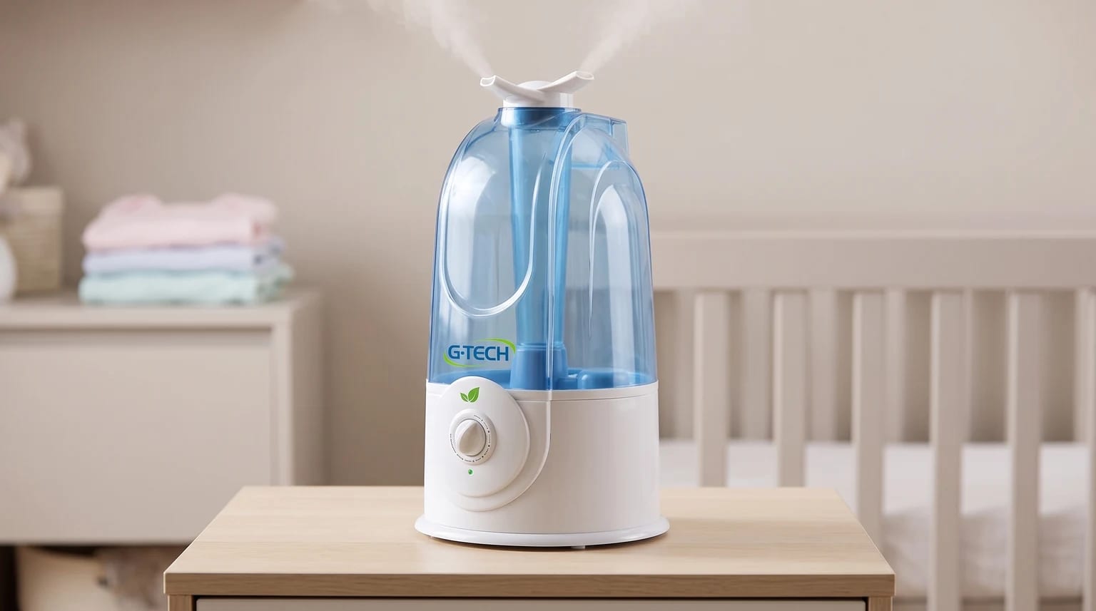 Umidificador G-Tech branco com tanque azul e saída dupla, liberando névoa sobre um móvel em um quarto de bebê.