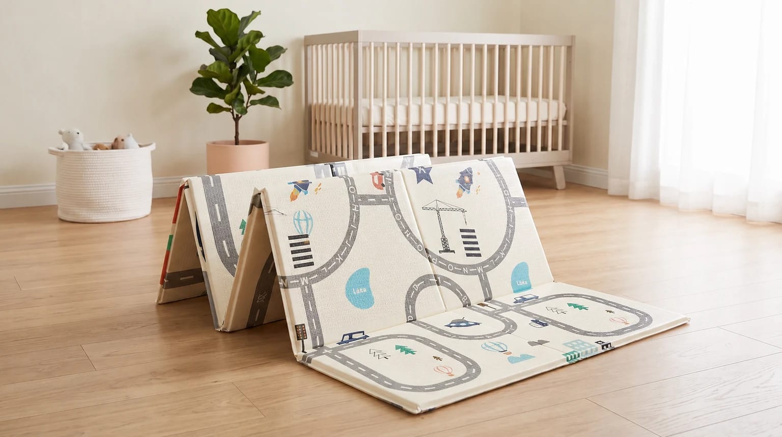 Tapete infantil dobrável com estampa de trânsito, parcialmente dobrado em um quarto de bebê claro.