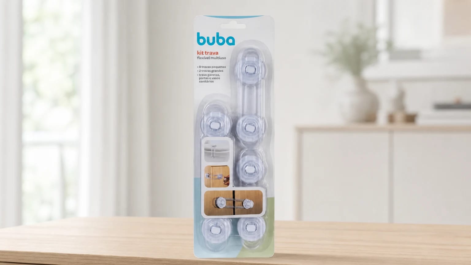 Embalagem do kit de travas flexíveis Buba apoiada sobre um móvel de madeira clara.