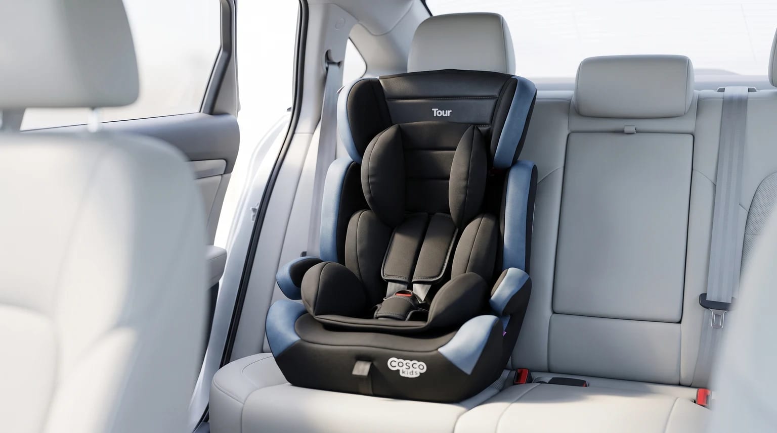 Cadeirinha preta e azul da Cosco instalada no banco de trás de um carro com interior cinza claro.
