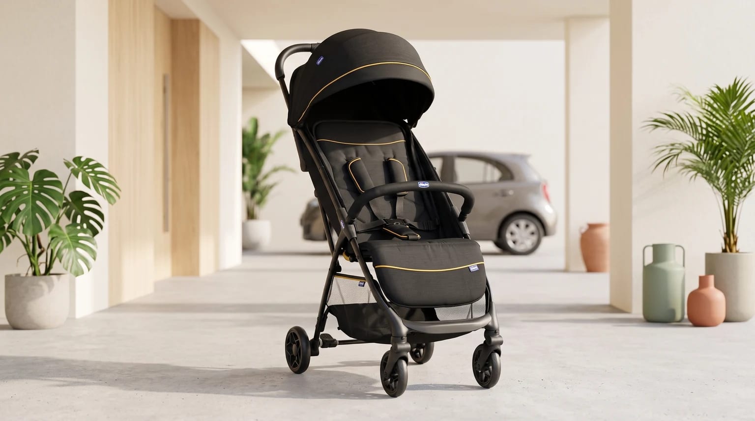 Carrinho de bebê Chicco Glee preto, com detalhes amarelos, na entrada iluminada de um condomínio com plantas e um carro ao fundo.