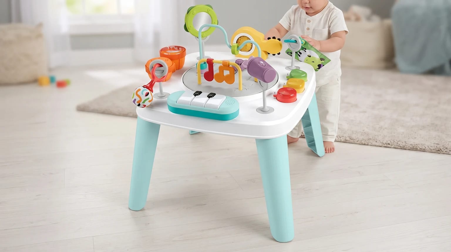 Criança pequena em pé brincando com uma mesa de atividades musical branca e azul-clara, com instrumentos de brinquedo no tampo.